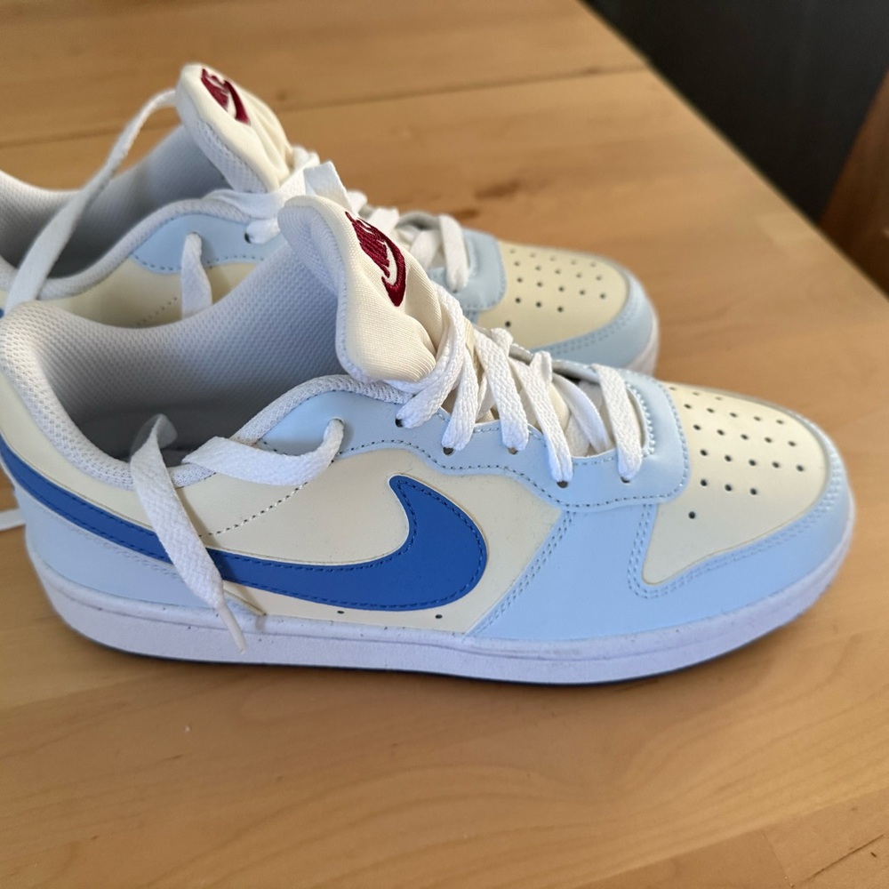 Nike Blue and Pale yellow Sneakers size 5.5 Y ( 7 women’s )